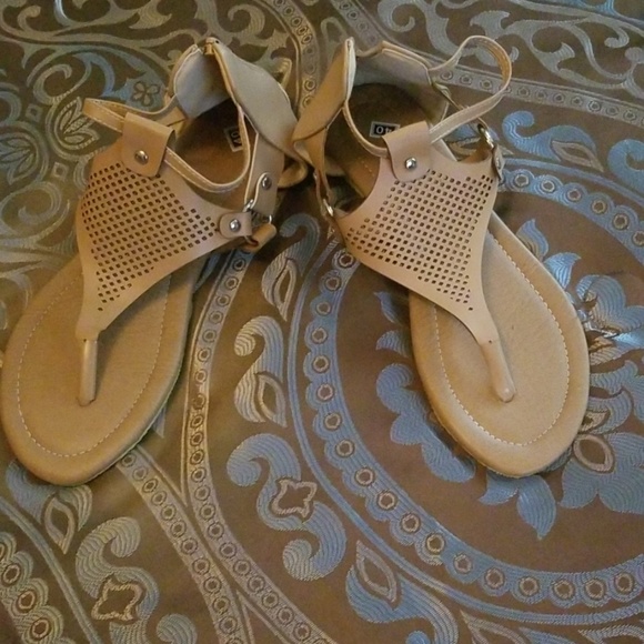 NWOT Womens Yucca T-Strap sandals, size 9 - Picture 2 of 5